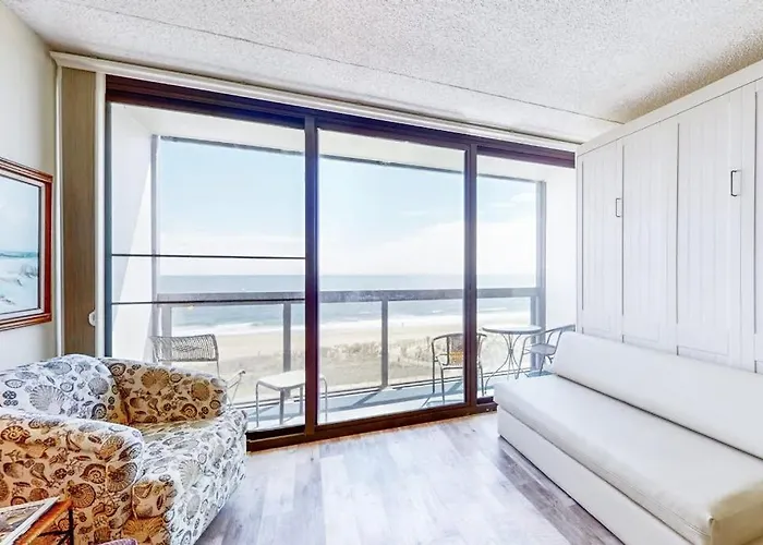 Budget-friendly Beachfront With Balcony Tennis Gym Pools & Sauna Appartement
