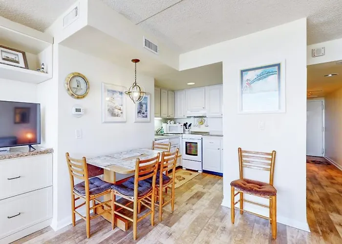 Budget-friendly Beachfront With Balcony Tennis Gym Pools & Sauna Appartement