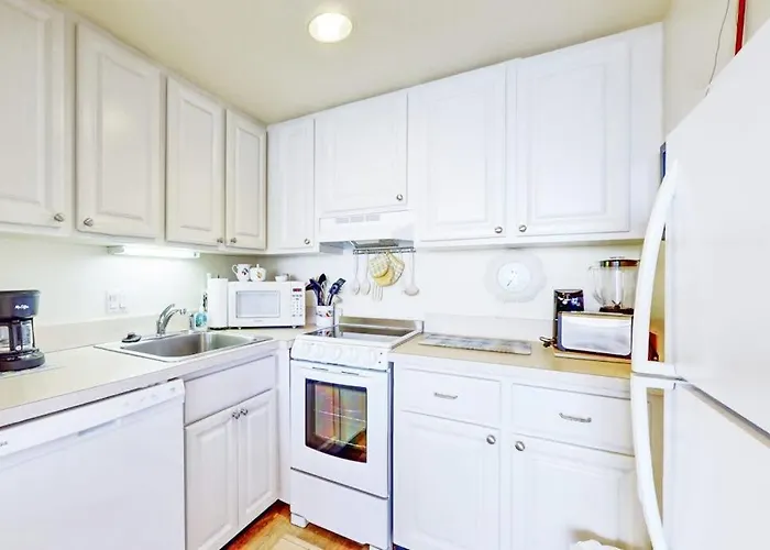 Budget-friendly Beachfront With Balcony Tennis Gym Pools & Sauna Appartement *