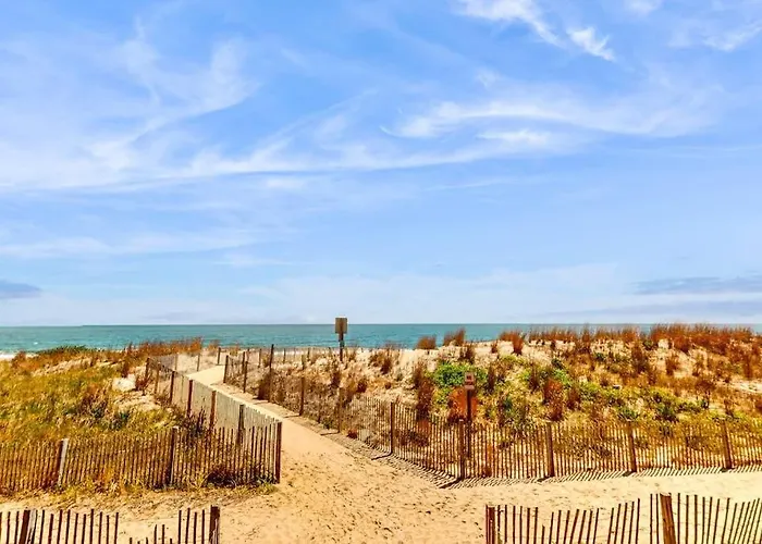 Budget-friendly Beachfront With Balcony Tennis Gym Pools & Sauna Appartement