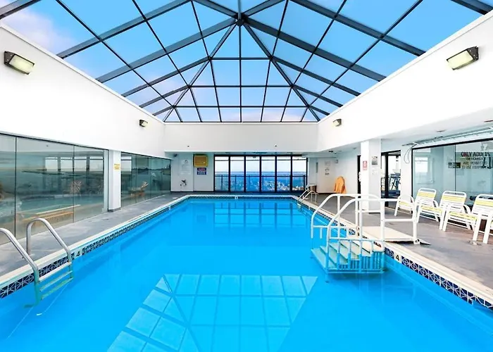 Budget-friendly Beachfront With Balcony Tennis Gym Pools & Sauna Appartement
